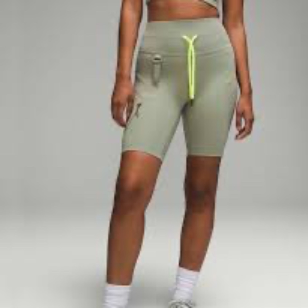 Lululemon Cargo SHR Super High Rise Hiking Short 8" size 4 Laurel Green Biker